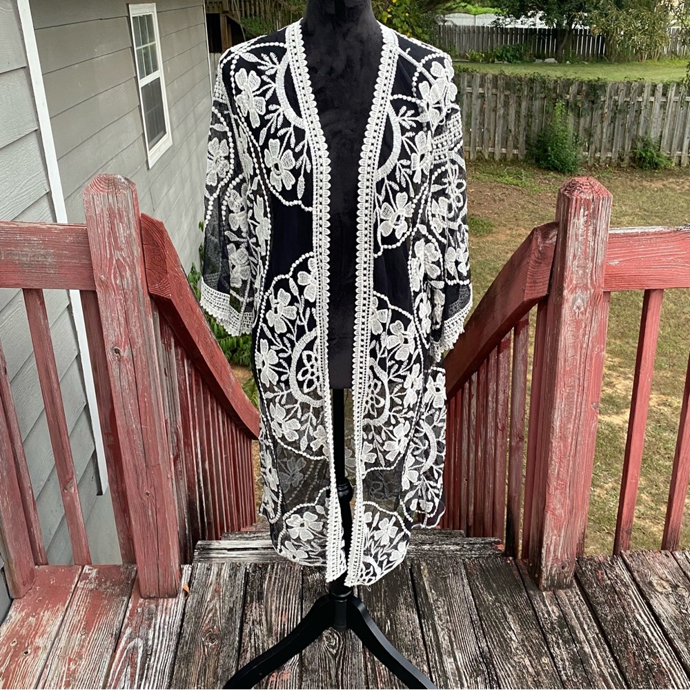 Woven Heart Black and White Floral Kimono Cardigan One Size Boho Cottage Core - Picture 9 of 14